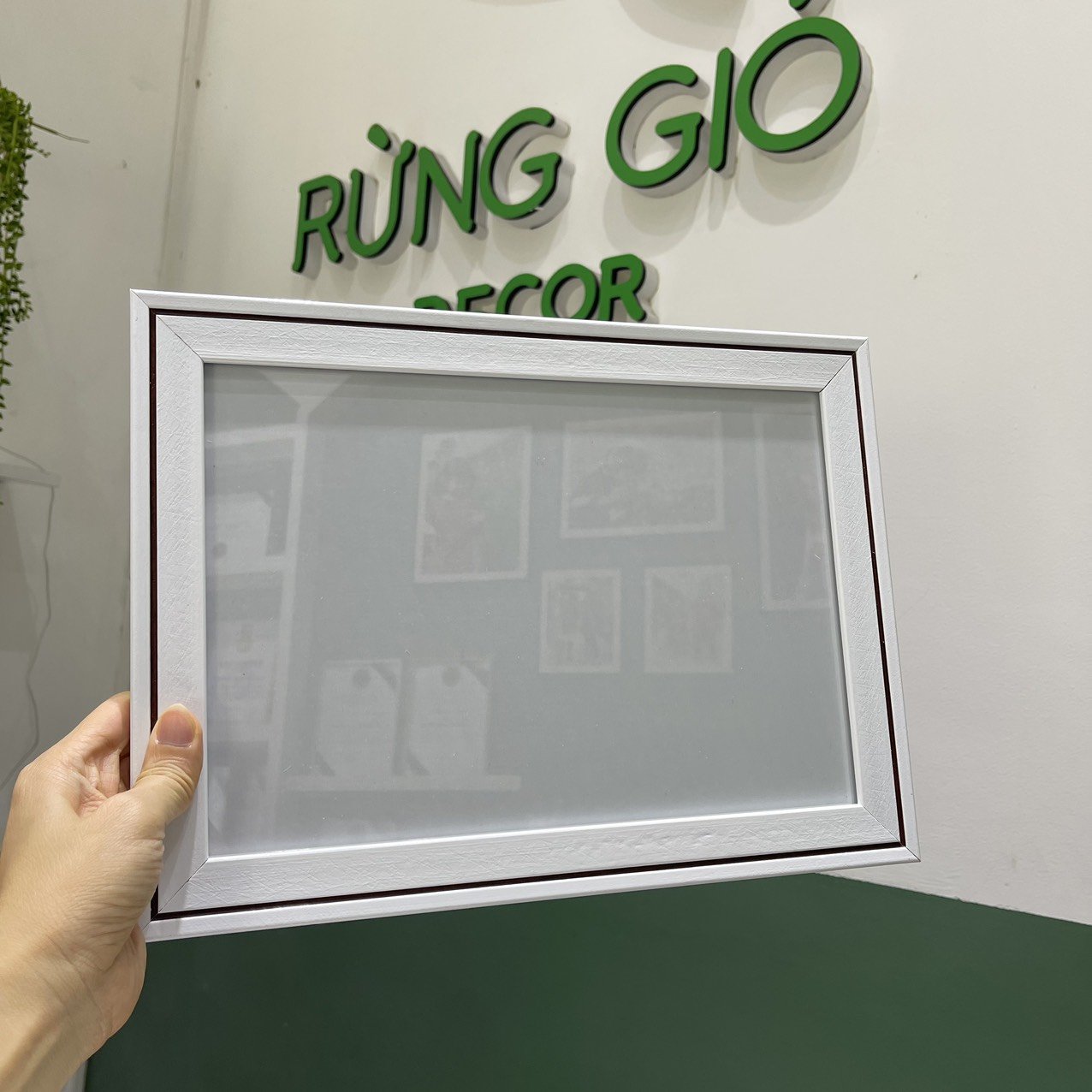 Khung Bằng Khen A4 Màu Trắng Chỉ Đen Gỗ Composite Cao Cấp